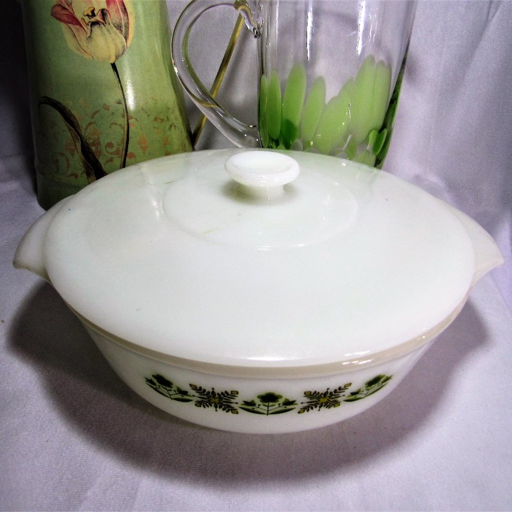 FIRE KING ANCHOR HOCKING OVENWARE MILK GLASS CASSEROLE + COVER MEADOW GREEN 9" - Picture 4 of 10